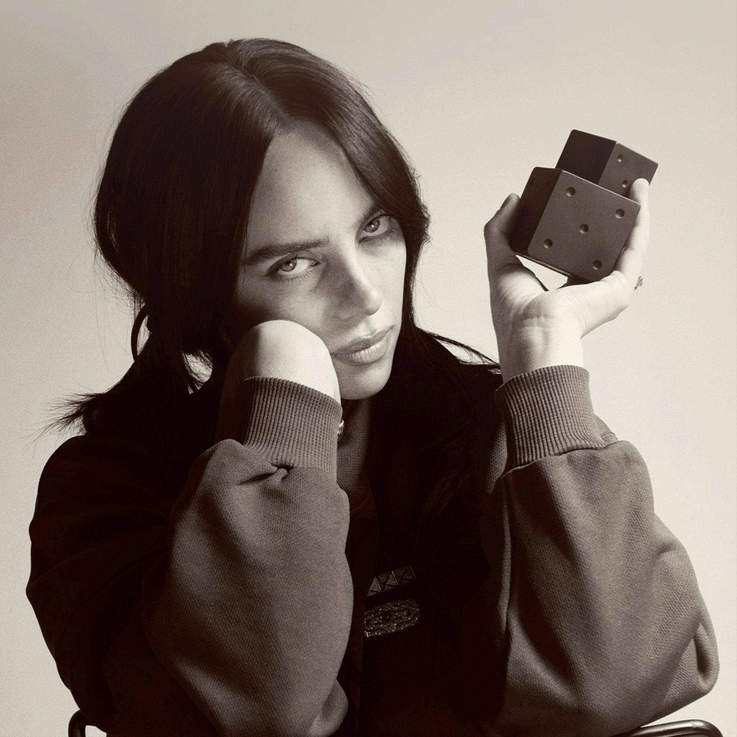 Billie Eilish Your Turn II Eau de Parfum w ciemnym matowym flakonie w kształcie dwóch kostek